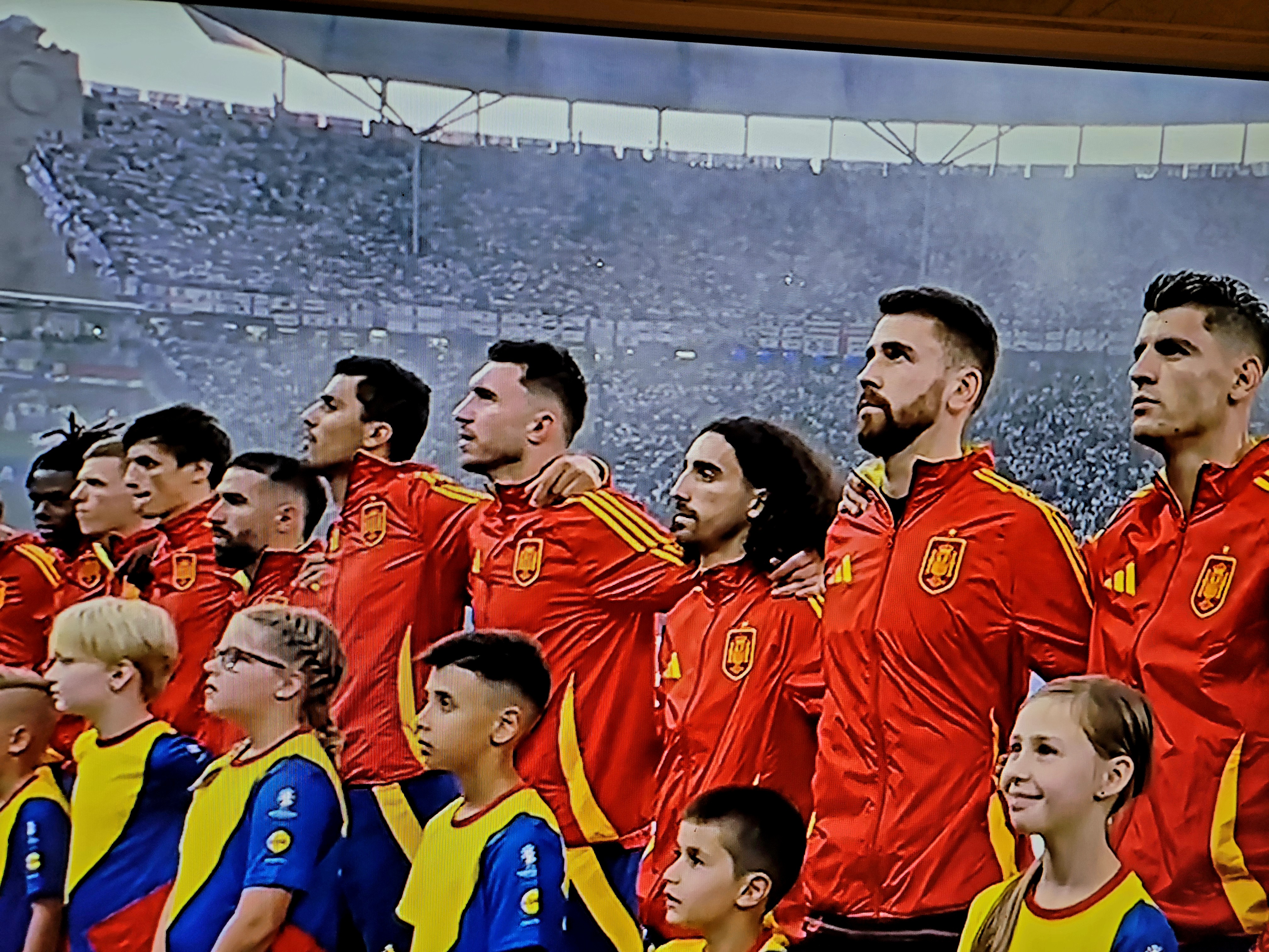 西班牙联赛强队对决，卫冕冠军再现风采的简单介绍